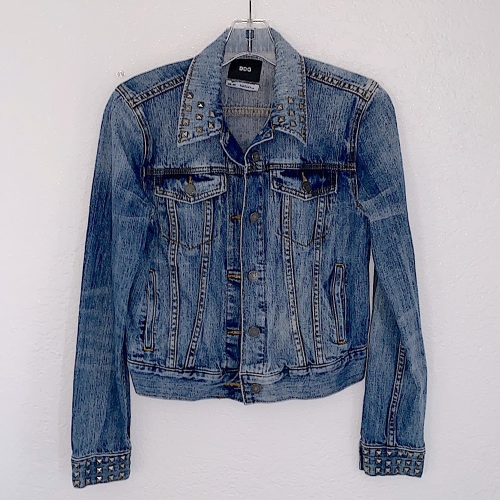 BDG URBAN OUTFITTERS brand.
STUDDED/ studs Jean Jacket Size M